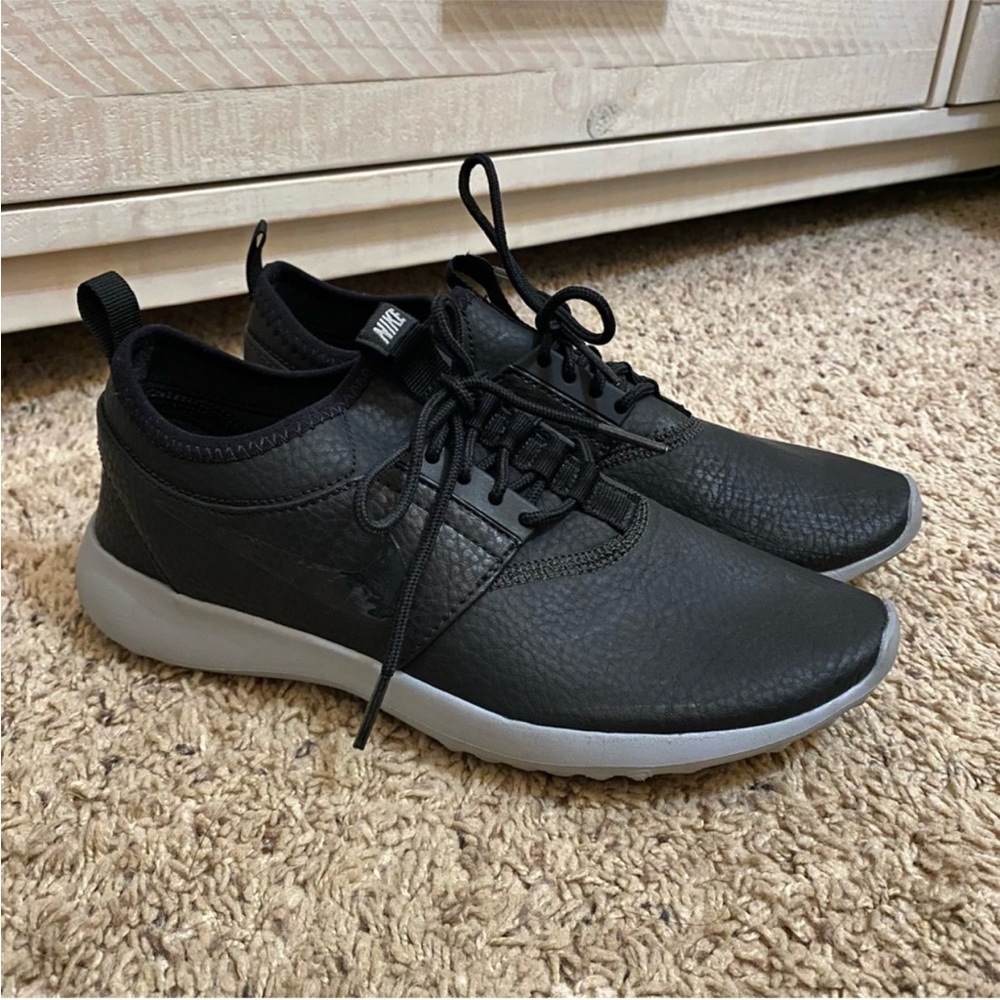 Nike Rosche Black Leather - size 8